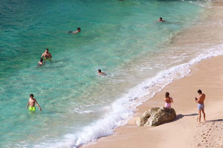 Dünyaca ünlü Kaputaş Plajı, Kasım ayında da tatilcilerin adresi oldu