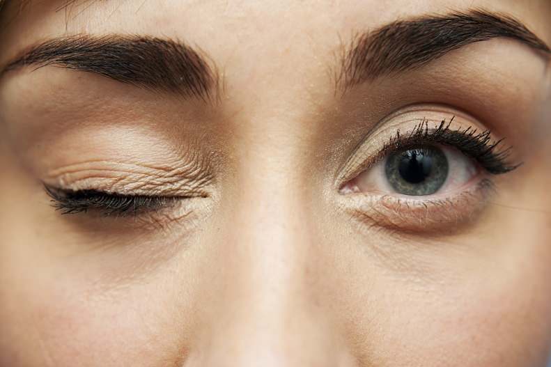 Göz seğirmesini nasıl geçer? Göz seğirmesine iyi gelen doğal tedavi yöntemleri...