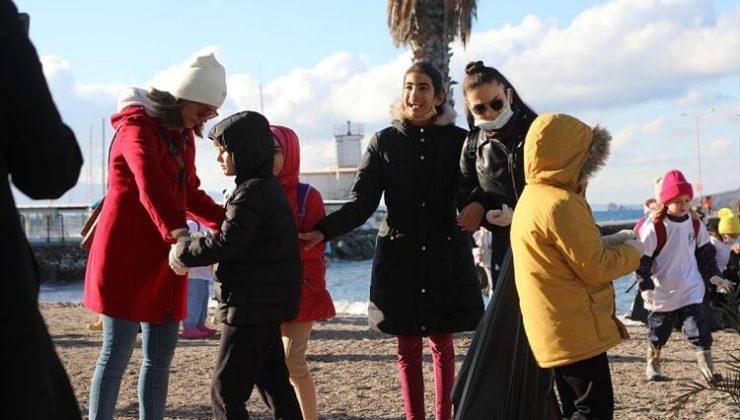 Bodrum’da öğrenciler belediye ekipleriyle sahilde çevre temizliği yaptı