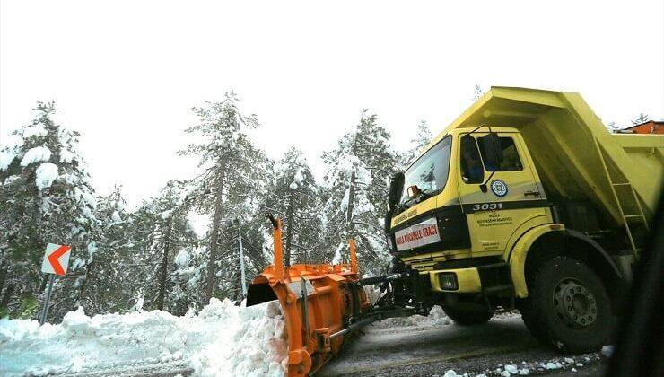 Muğla ve ilçelerinde karla kaplı yollar belediye ekiplerince açıldı
