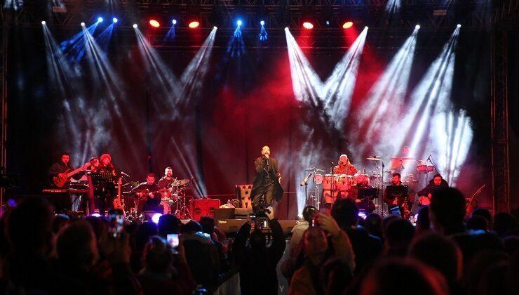 Şarkıcı Tan Taşcı, yılbaşı şenliği kapsamında Bodrum’da konser verdi