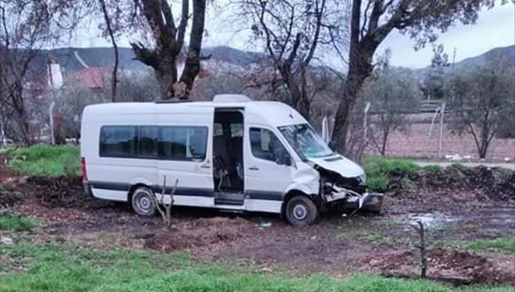 Muğla’da okul servisi ile otomobilin çarpıştığı kazada 3 öğrenci yaralandı