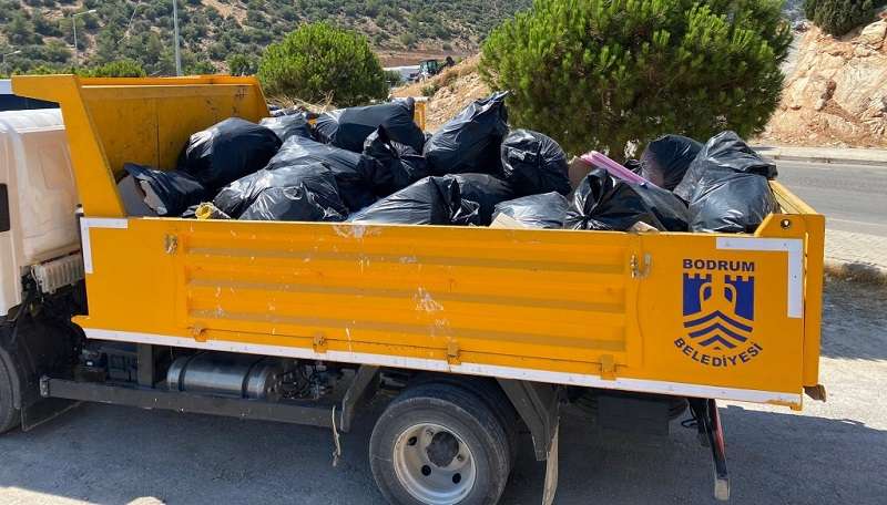 Hem Attıklarını Topluyor Hem de Ceza Ödüyorlar