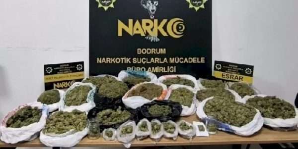 Bodrum’da polis eve yaptığı baskında 3 kilogram esrar geçirdi.