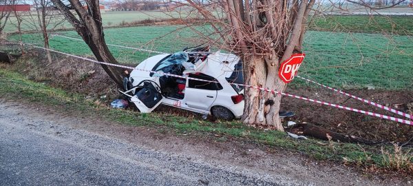 Devrilen otomobildeki 1 kişi öldü, 2 kişi yaralandı