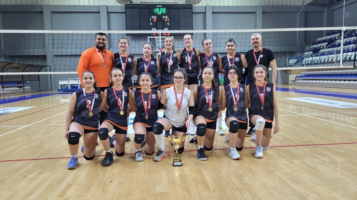 Eczacıbaşı Zirve Spor Kulübü küçükler kız kategorisinde Muğla il şampiyonu oldu