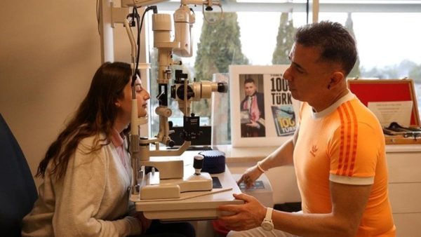 Göz kapaklarına altın taktırıyorlar: İşte nedeni…