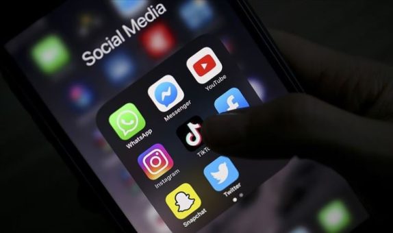 ‘İnternet ve sosyal medya ileri yaşlarda ruhsal sorunlara sebep olabilir’
