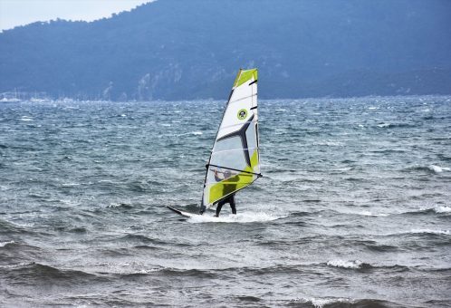 Marmaris’te adrenalin tutkunları keşişlemede sörf yaptı