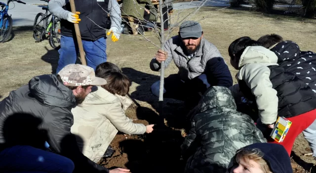 Doğaya karşı duyarlılık oluşturmak için Türkiye’yi köpeğiyle dolaşan kişi Fethiye’ye geldi