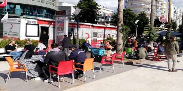 Antalya ve Muğla’da vatandaşlar kan bağışı merkezlerinde yoğunluk oluşturdu