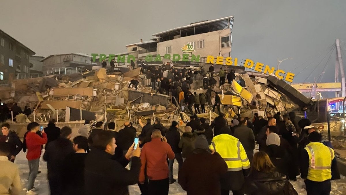 7.4’lük depremde Malatya’da rezidans çöktü, çok sayıda kişi en kaz altında