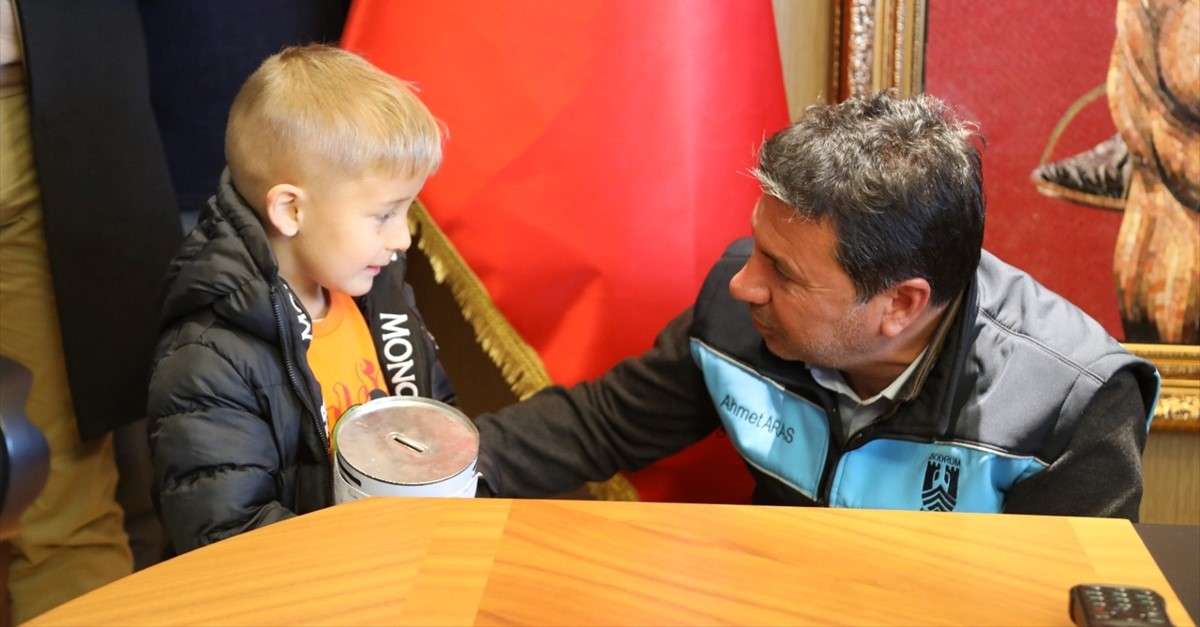 Bodrum’da 5 yaşındaki Mehmet Ege depremzedelere kumbarasındaki parayı bağışladı