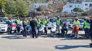 Bodrum’da jandarma ekipleri motosiklet sürücülerine reflektörlü yelek dağıttı