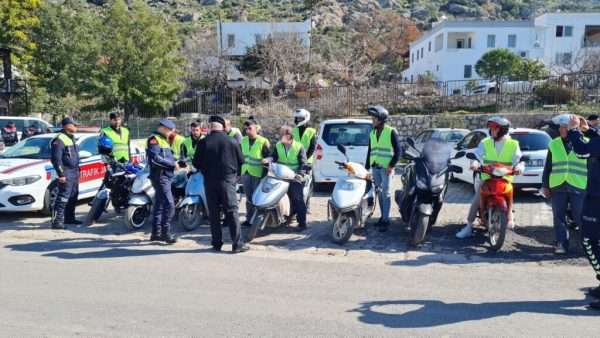 Bodrum’da jandarma ekipleri motosiklet sürücülerine reflektörlü yelek dağıttı