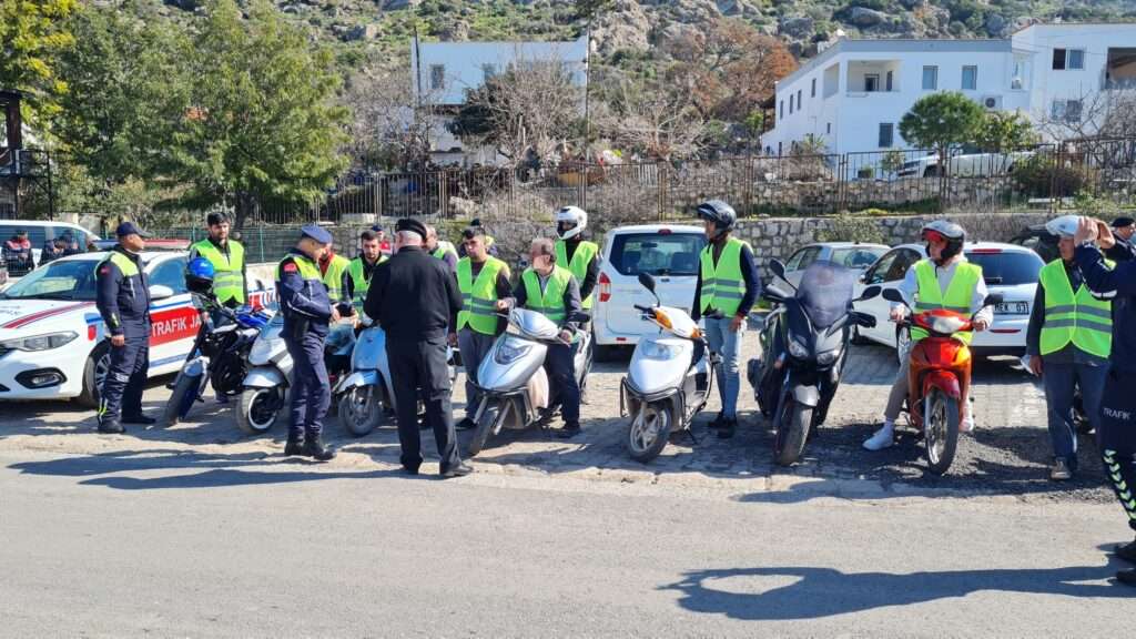 Bodrum’da jandarma ekipleri motosiklet sürücülerine reflektörlü yelek dağıttı