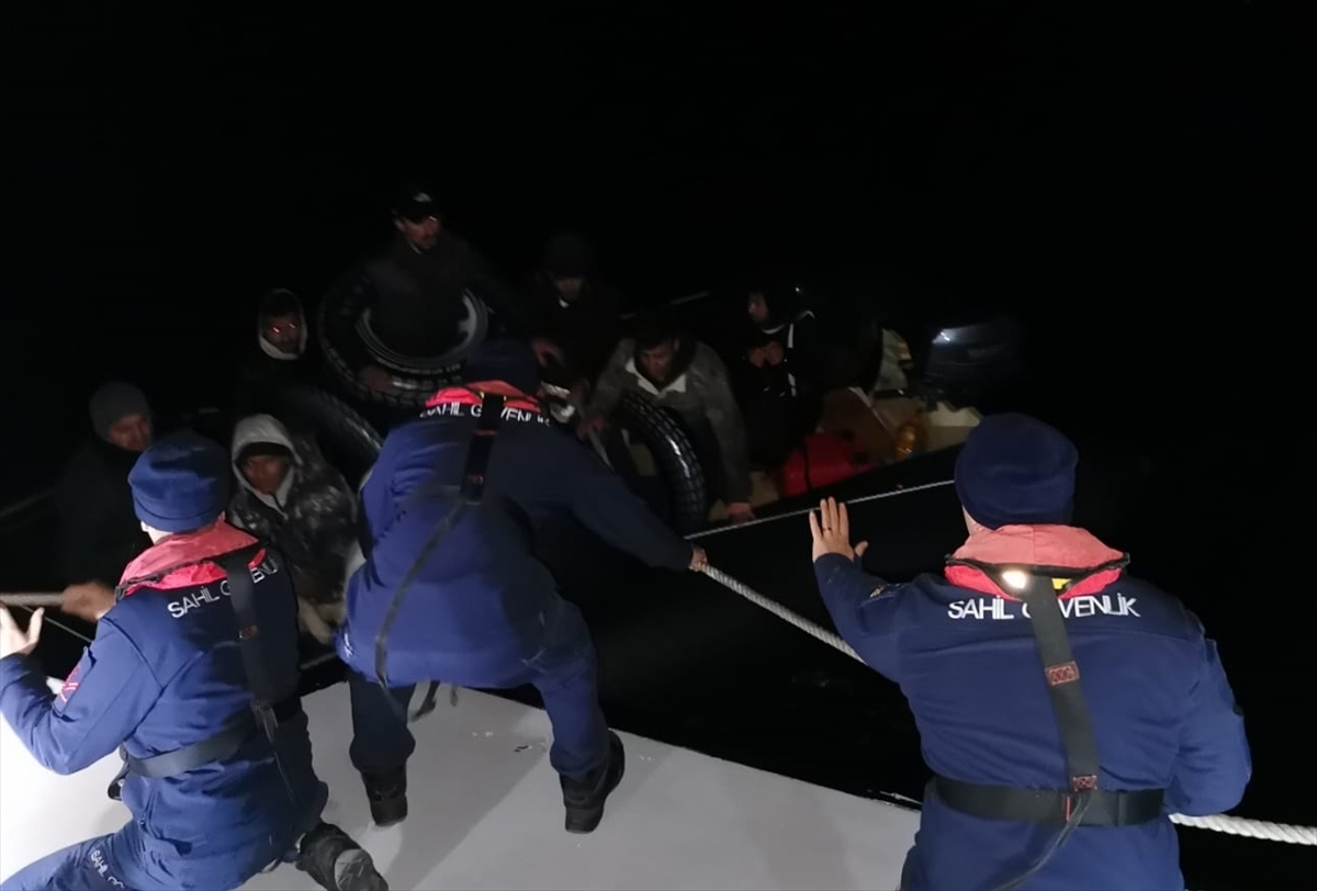 Bodrum açıklarında sürüklenen lastik bottaki 9 düzensiz göçmen kurtarıldı