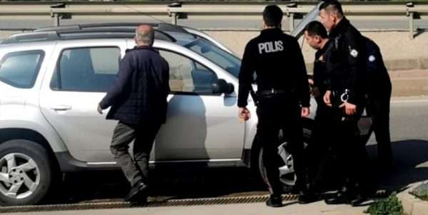 Bodrum’da seyir halinde yanan otomobili durdurdu, söndürdü