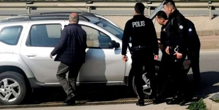 Bodrum’da seyir halinde yanan otomobili durdurdu, söndürdü