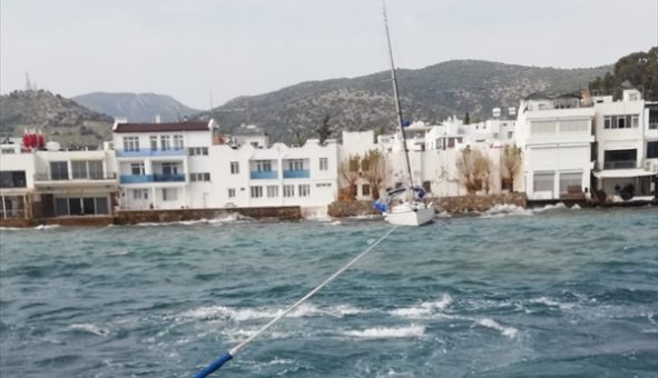 Bodrum’da denizde sürüklenen tekne, ekiplerce kıyıya yanaştırıldı