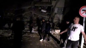 Depremde enkaz altında kalan kardeşlere böyle seslendi