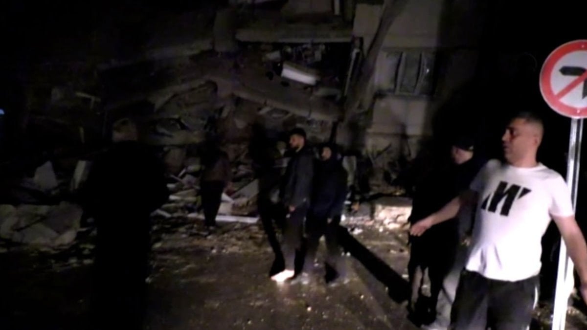 Depremde enkaz altında kalan kardeşlere böyle seslendi