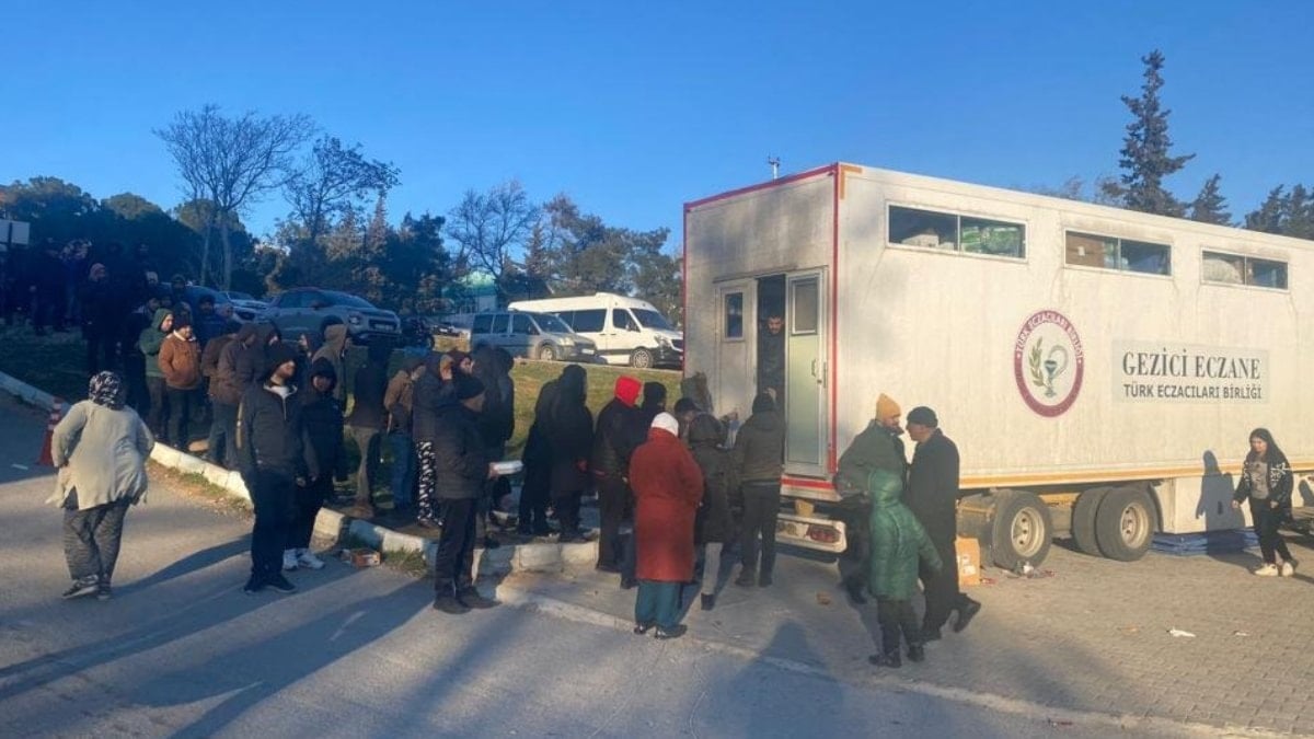 Depremin etkilediği 5 ilde “tır ve konteyner eczaneler” kuruldu