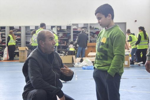 Depremzede çocuk oyuncak kutusunda bulduğu parayı yetkililere teslim etti