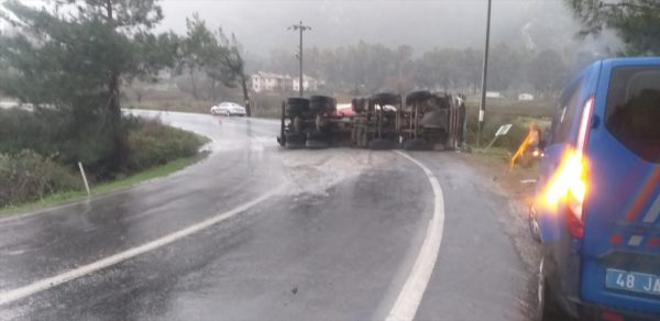 Devrilen beton mikserinin sürücüsü yaralandı