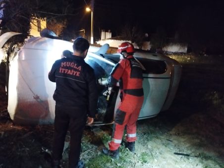 Devrilen otomobilde sıkışan sürücü kurtarıldı