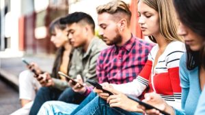 Doktorlar boyun ağrıları için uyardı… Telefona bakmak neden oluyor