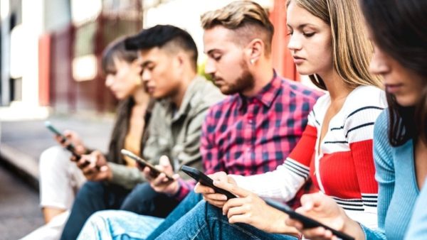 Doktorlar boyun ağrıları için uyardı… Telefona bakmak neden oluyor