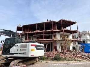 Fethiye’de bir yapının kaçak kısımları belediye ekiplerince yıkıldı