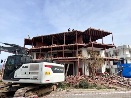 Fethiye’de bir yapının kaçak kısımları belediye ekiplerince yıkıldı