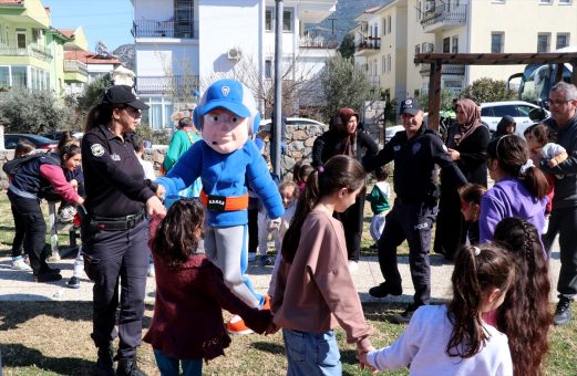 Fethiye’de depremzede çocuklar polis motosikletiyle gezdi