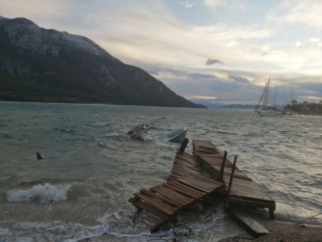 Fırtına nedeniyle koyda bağlı 7 tekne battı, iskelelerde hasar oluştu