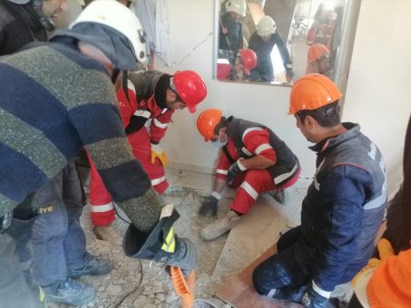 Hatay’da enkaz altında kalan baba ve 3 kızı 63 saat sonra kurtarıldı