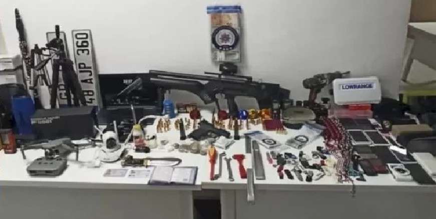Hırsızlık ve uyuşturucu zanlısı suç aletleri ile otel odasında yakalandı