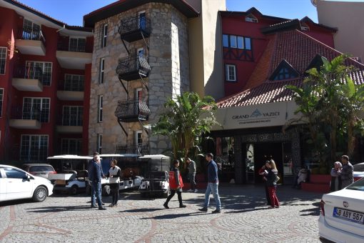 Marmaris’te otel ve kamu misafirhanelerinin kapısı depremin acısını dindirmek için açıldı