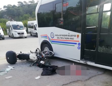 Minibüs ile çarpışan motosikletin sürücüsü ağır yaralandı