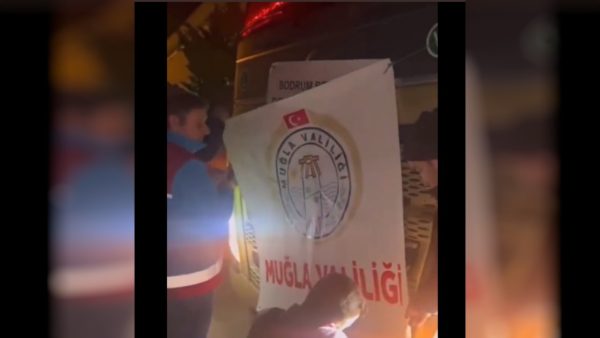 ‘Muğla Valiliği, Bodrum Belediyesi’nin yardım TIR’ına kendi pankartını astı’