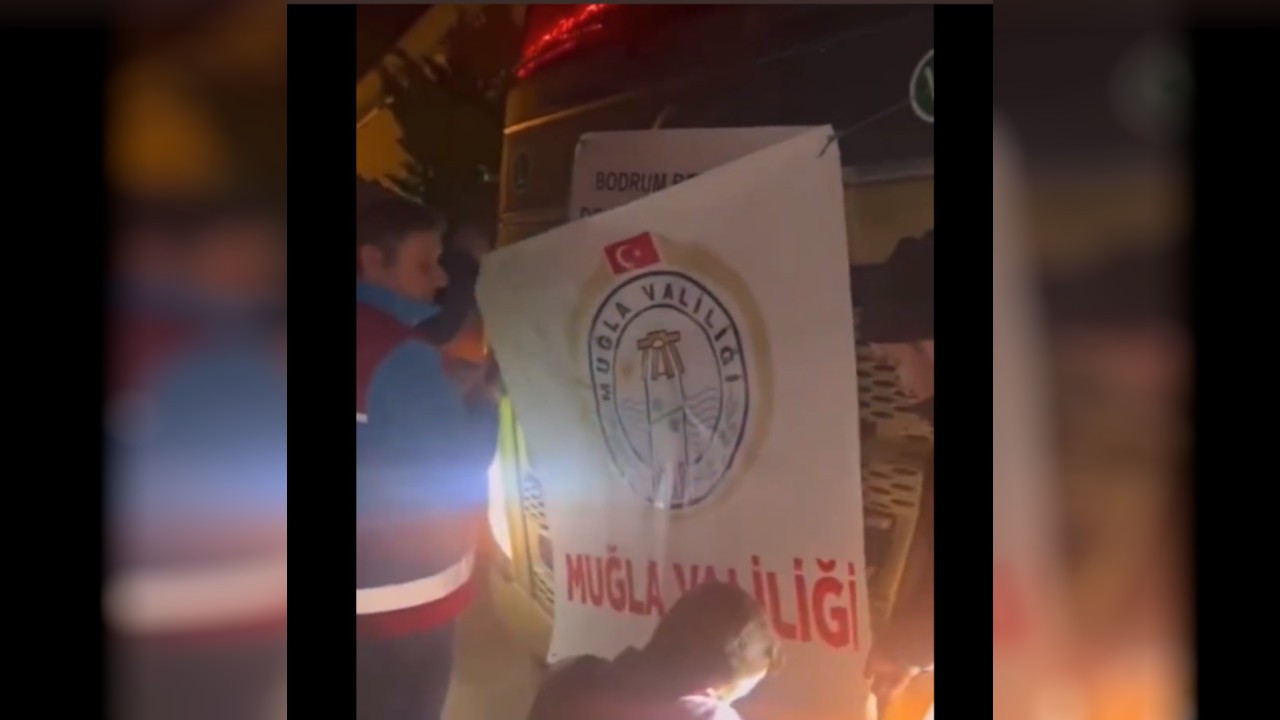 ‘Muğla Valiliği, Bodrum Belediyesi’nin yardım TIR’ına kendi pankartını astı’