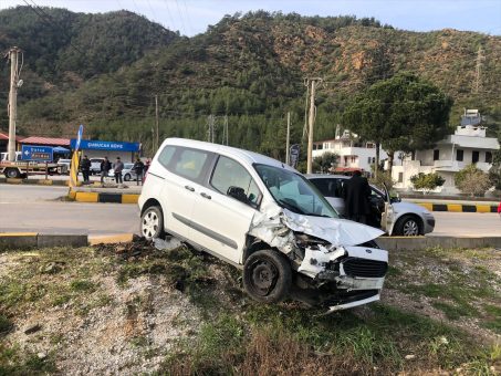 Muğla’da 4 aracın karıştığı kazada anne öldü, 2 çocuğu yaralandı