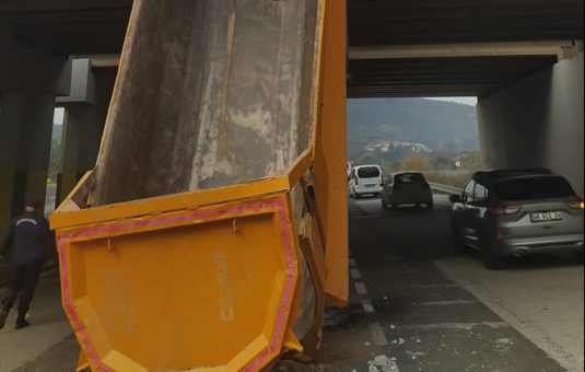 Muğla’da açılan damperi köprüye çarpan kamyondaki 2 kişi yaralandı