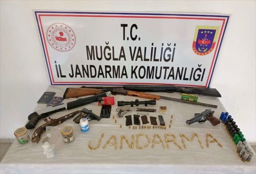 Muğla’da evinde çok sayıda silah bulunduran 2 şüpheli gözaltına alındı