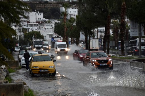 Muğla’da sağanak ve dolu hayatı olumsuz etkiledi