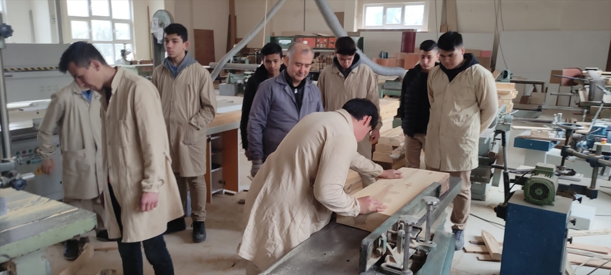Muğla’daki meslek liselerinde depremzedeler için mobilya üretiliyor