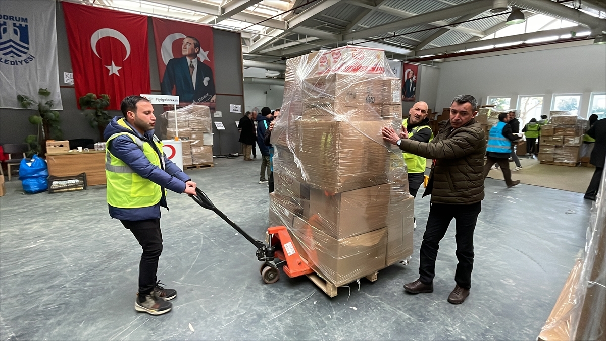 Muğla’dan deprem bölgesine yardımlar sürüyor