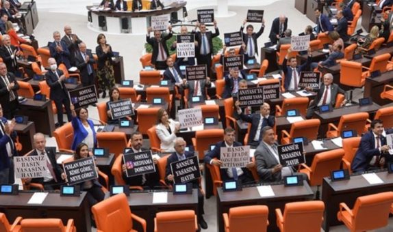 Sansür dalgası gittikçe büyüyor