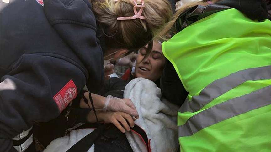 Hatay’da depremden 151 saat sonra bir kadın enkazdan kurtarıldı
